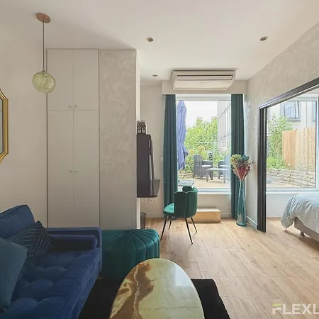 Bright With Garden Close To The Metro Apartment