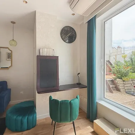 Bright With Garden Close To The Metro Apartment