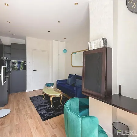 Bright With Garden Close To The Metro Apartment *